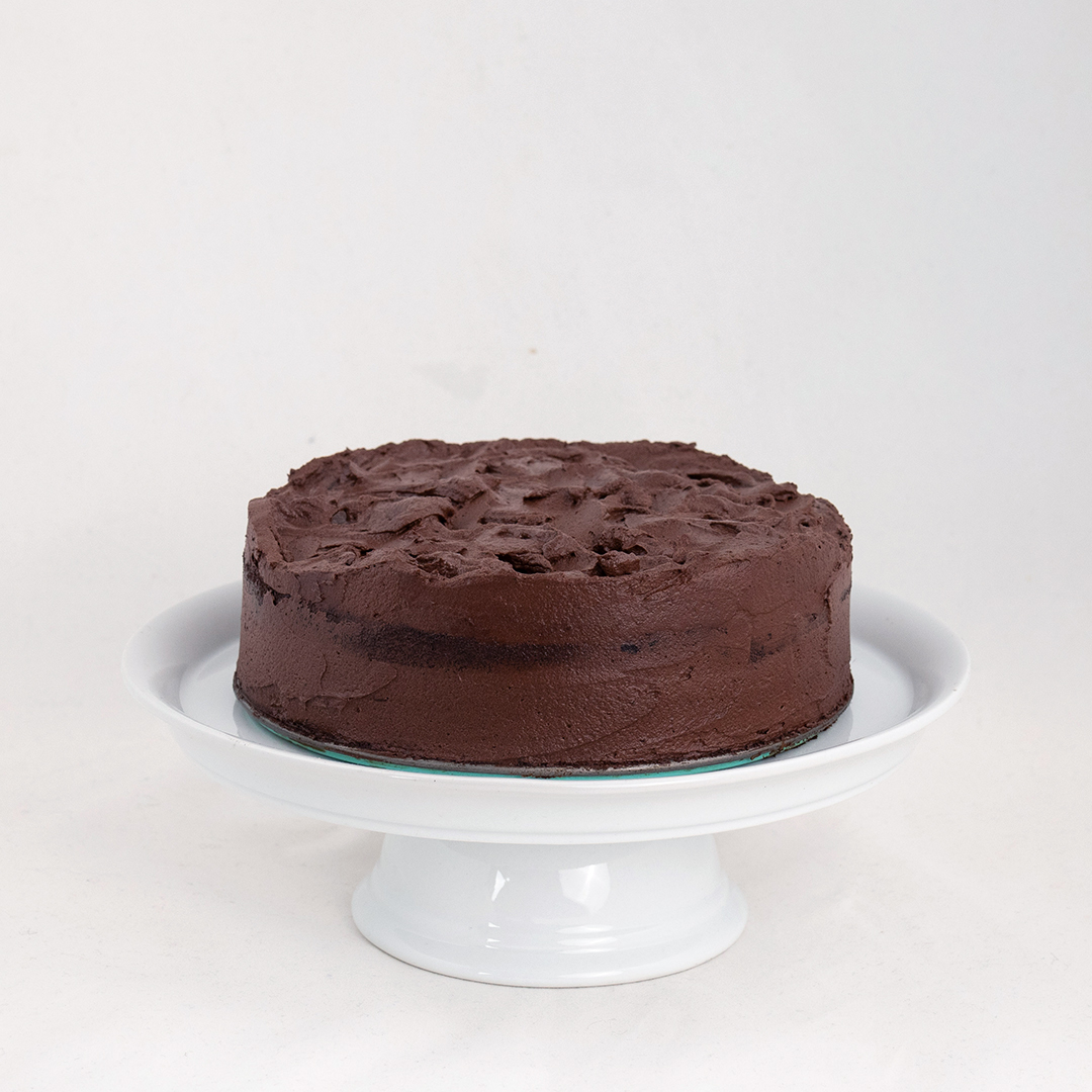 Death by Chocolate-Torte auf weißem Teller von der Seite