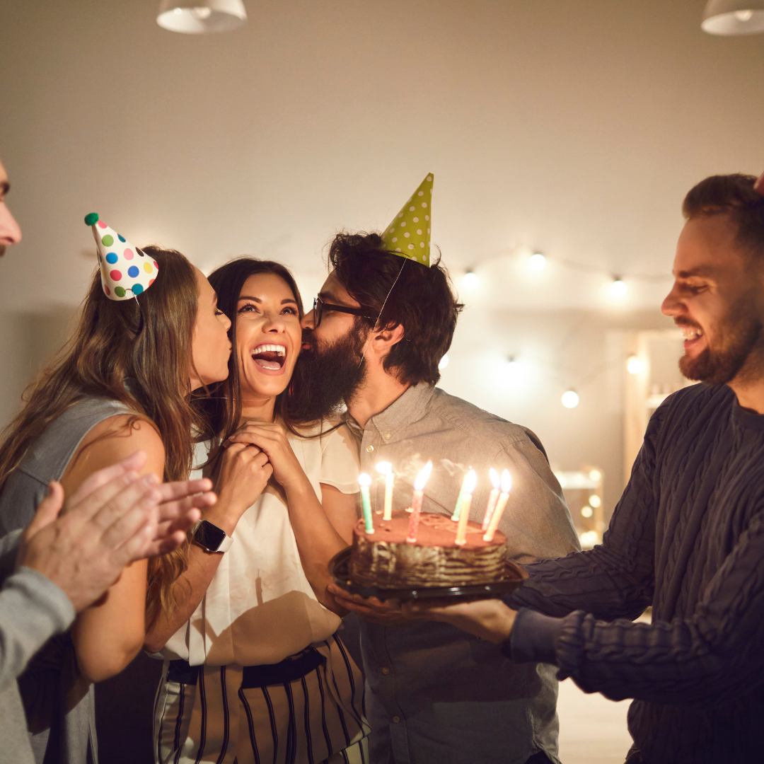 4 Menschen Partyhüte Geburtstagstorte mit Kerzen