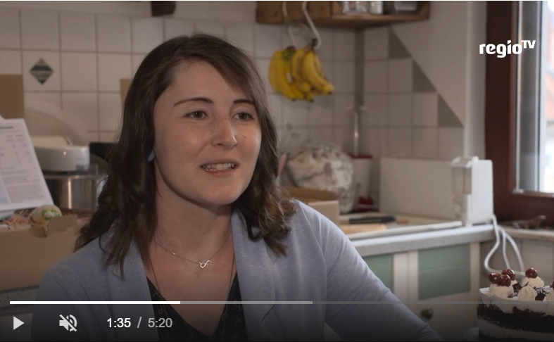 Videoausschnitt Frau beim Interview in Küche